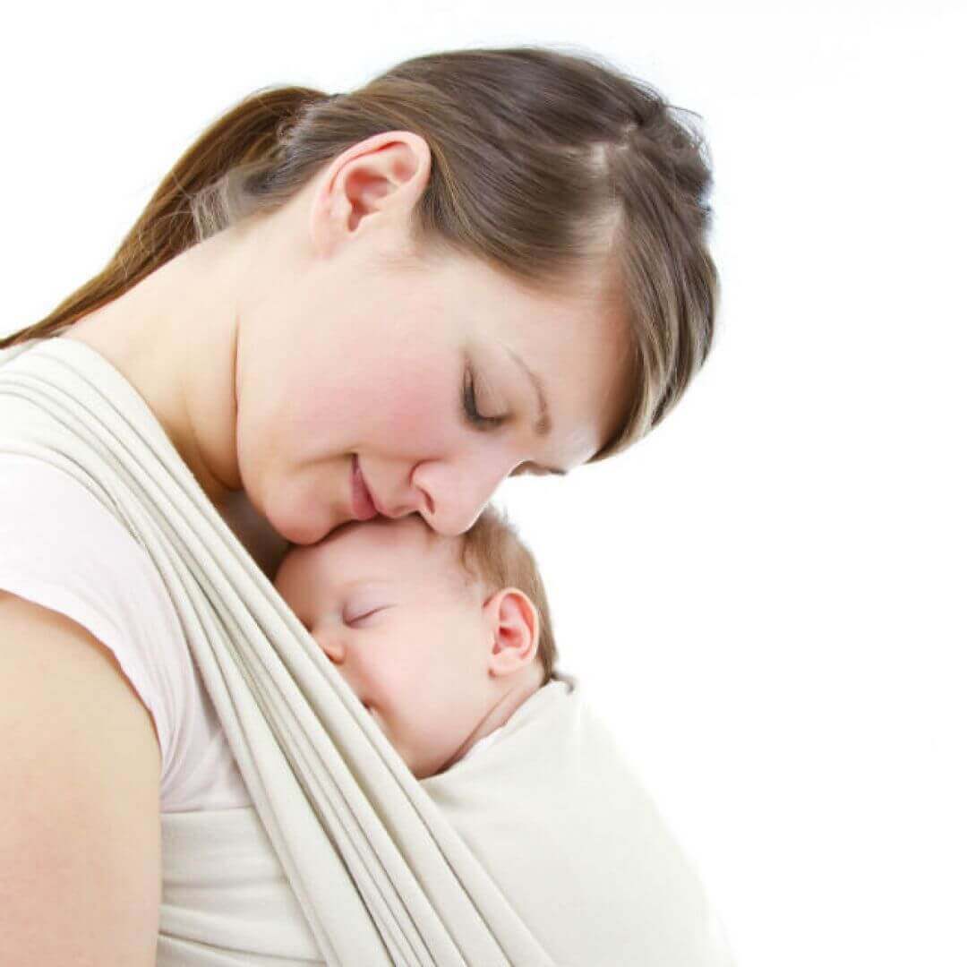Bebê em sling junto com a mãe