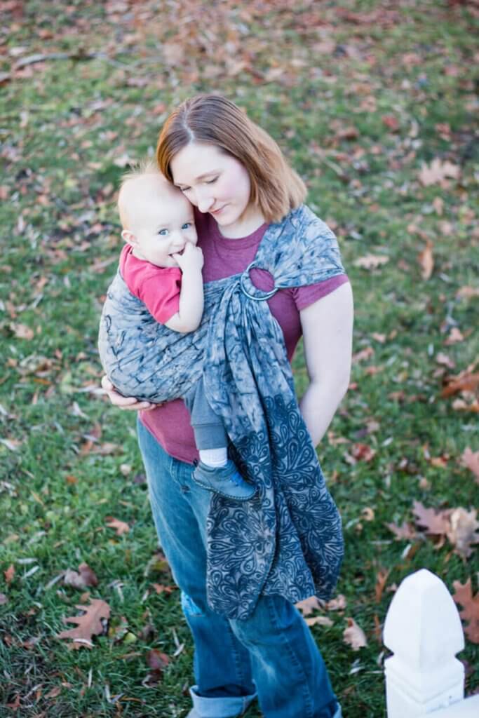 Mãe com bebê em sling sem amarração