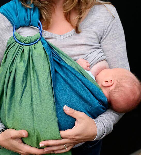 Bebê recém-nascido em sling de argola 