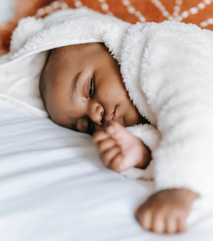 Pular a soneca da tarde ajuda ou atrapalha o sono do bebê à noite?