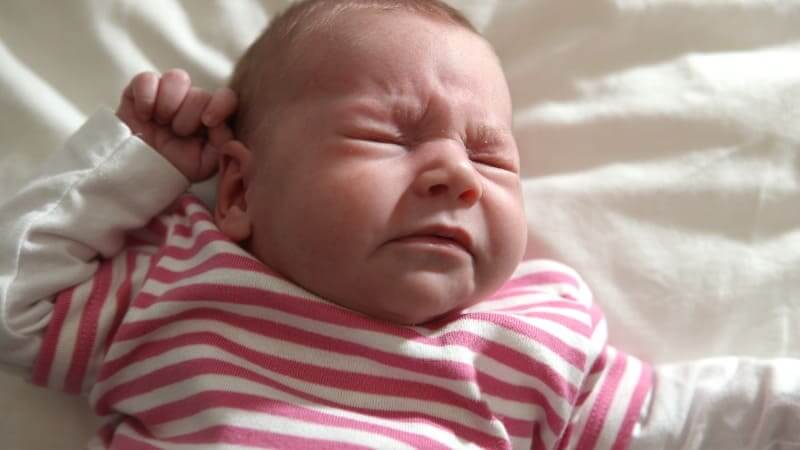 causas de recém-nascido espirrando