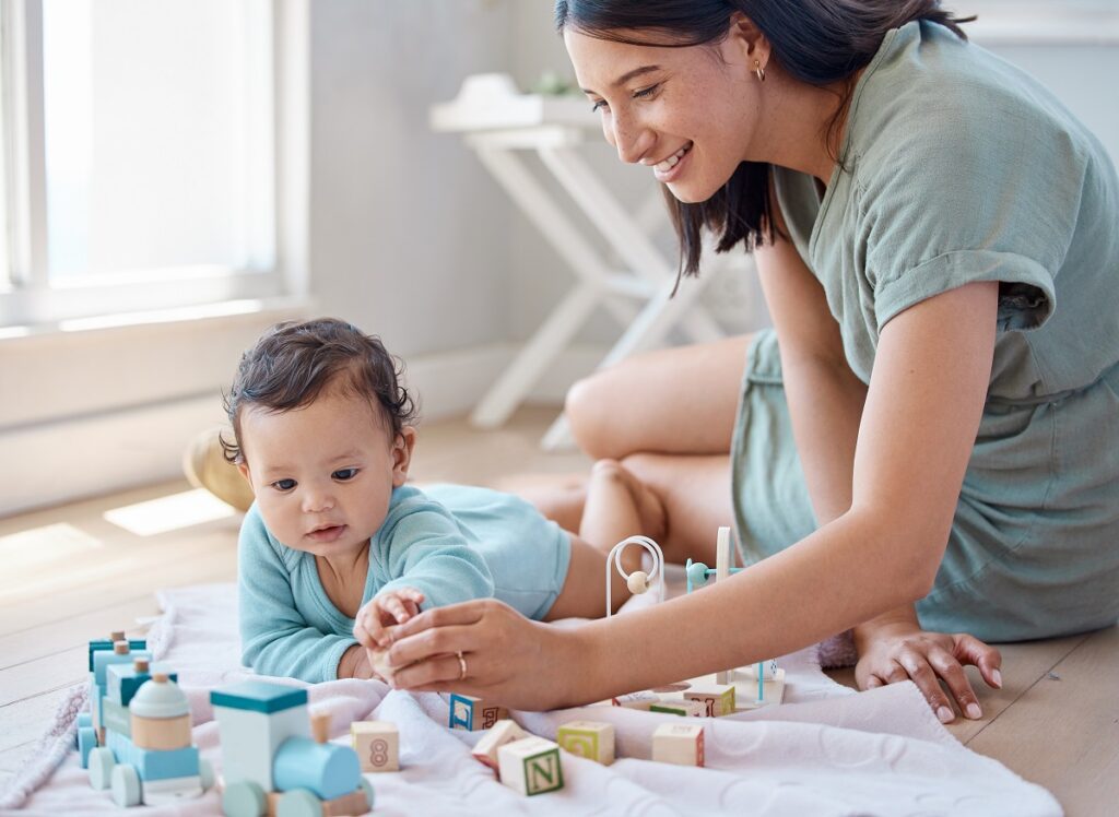 Bebe fazendo tummy time com brinquedos